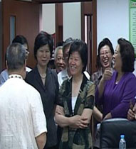 全国妇联主席视察奥运村课堂